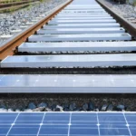 Bankset zonnepanelen tussen spoor in Duitsland