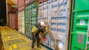 De Rotterdamse haven op scherp: sjorders dreigen met staking!