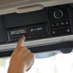 Foto van het bedieingspaneel van de smart tachograph 2 ingbouwd in vrachtwagen.