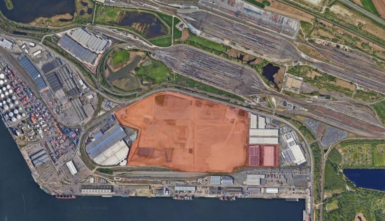 In rood het terrein van de voormalige Opel Fabriek Antwerpen