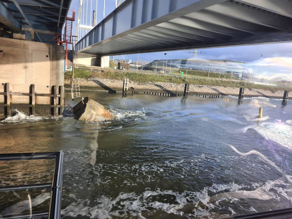 foto rijkswaterstraat suurhoffbrug container in water onder Suurhoffbrug